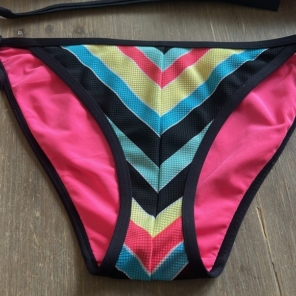 PWDR ROOM 2 Pc. Triangle Striped Bikini Top Size Small, Bottom Size Medium - Picture 12 of 13